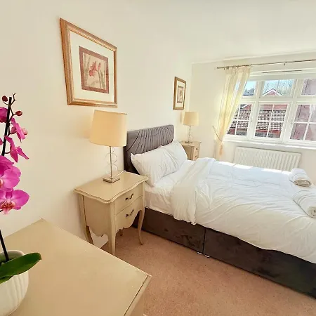 Holiday home Stunning Spacious House With Karaoke & Ping Pong!