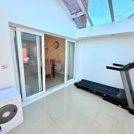 Stunning Spacious House With Karaoke & Ping Pong! *