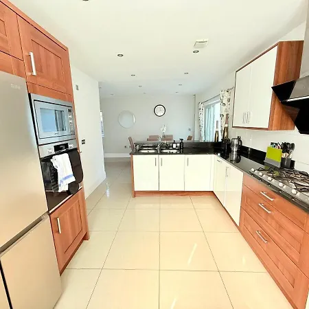 Stunning Spacious House With Karaoke & Ping Pong!