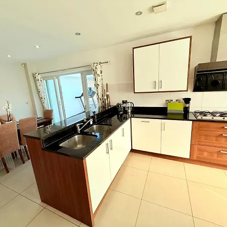 Stunning Spacious House With Karaoke & Ping Pong!