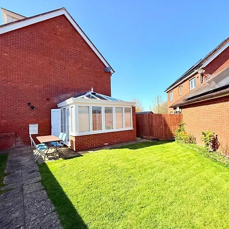 Stunning Spacious House With Karaoke & Ping Pong!