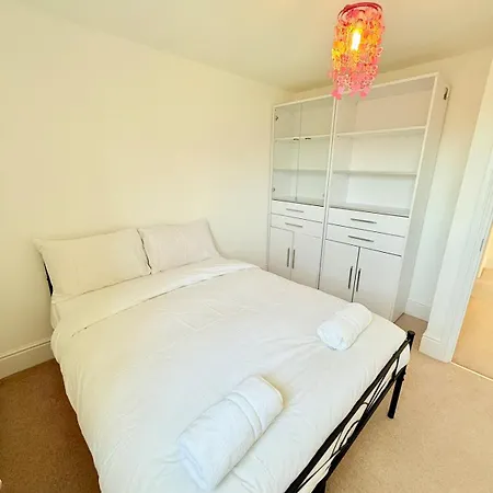 Stunning Spacious House With Karaoke & Ping Pong!