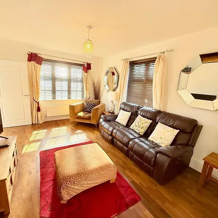 Stunning Spacious House With Karaoke & Ping Pong! * Μπρίστολ