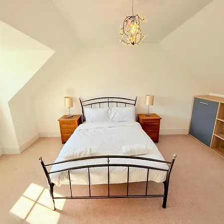 Stunning Spacious House With Karaoke & Ping Pong!