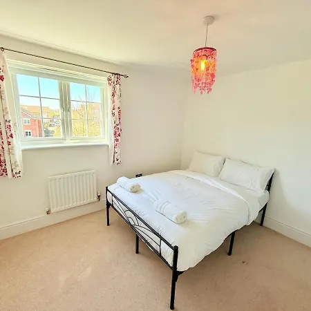 Stunning Spacious House With Karaoke & Ping Pong! Bristol