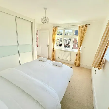 Stunning Spacious House With Karaoke & Ping Pong! Holiday home