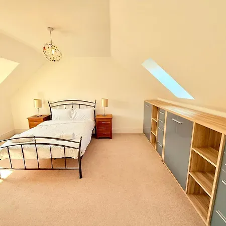 Stunning Spacious House With Karaoke & Ping Pong! 펜션 브리스틀