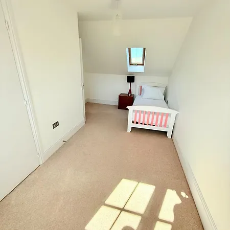 Stunning Spacious House With Karaoke & Ping Pong!