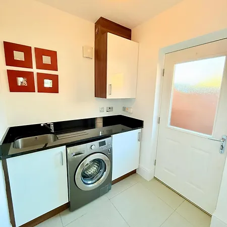 Stunning Spacious House With Karaoke & Ping Pong! *