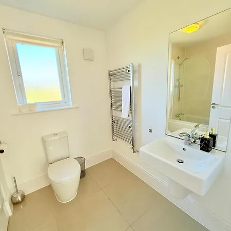 Stunning Spacious House With Karaoke & Ping Pong! Σπίτι διακοπών *