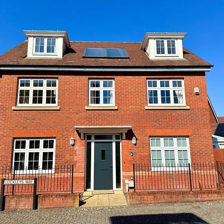 Stunning Spacious House With Karaoke & Ping Pong! Holiday home