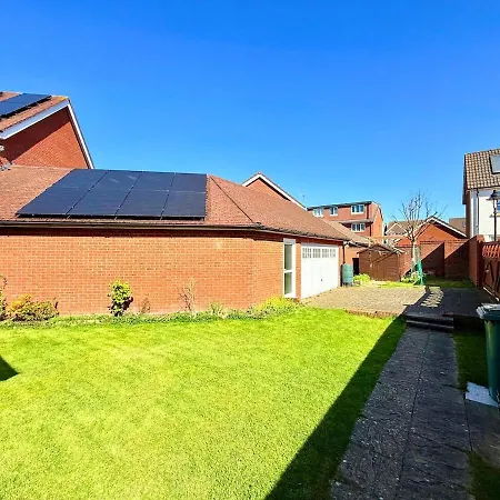 Stunning Spacious House With Karaoke & Ping Pong! *