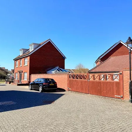 Stunning Spacious House With Karaoke & Ping Pong! * Bristol