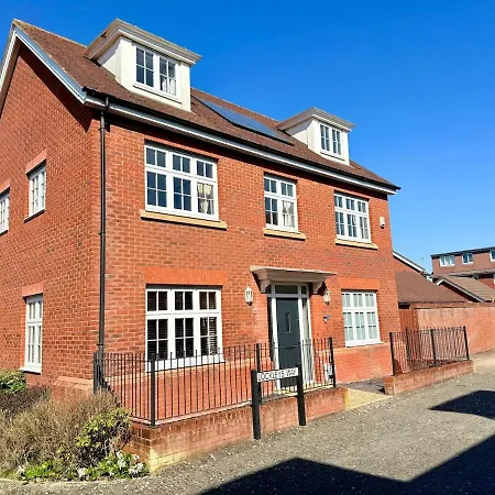Stunning Spacious House With Karaoke & Ping Pong! Holiday home *