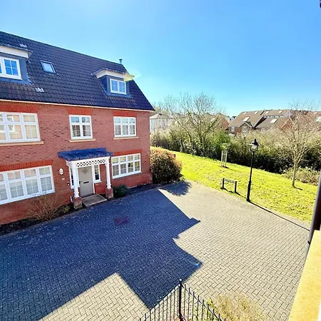 Stunning Spacious House With Karaoke & Ping Pong! Holiday home Bristol