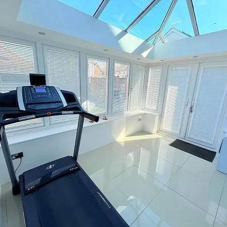 Stunning Spacious House With Karaoke & Ping Pong!