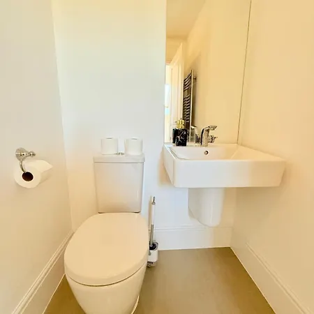 Stunning Spacious House With Karaoke & Ping Pong! Bristol