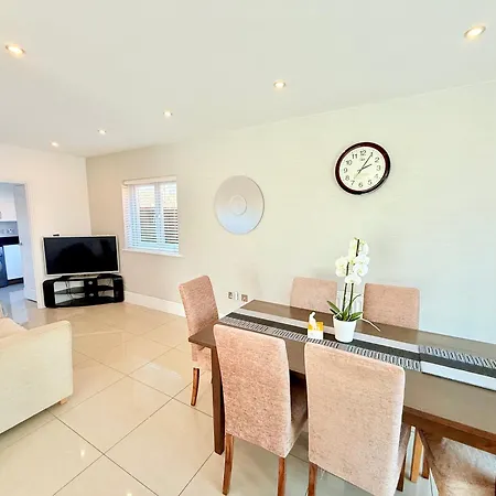 Stunning Spacious House With Karaoke & Ping Pong! Holiday home Bristol