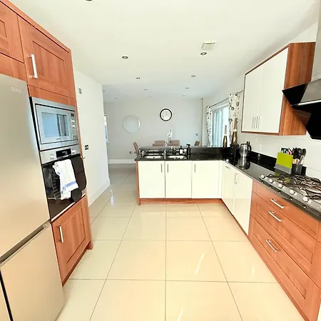 Stunning Spacious House With Karaoke & Ping Pong! *