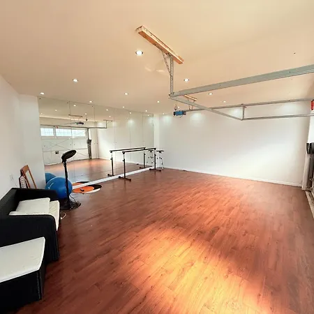 Stunning Spacious House With Karaoke & Ping Pong! Σπίτι διακοπών *